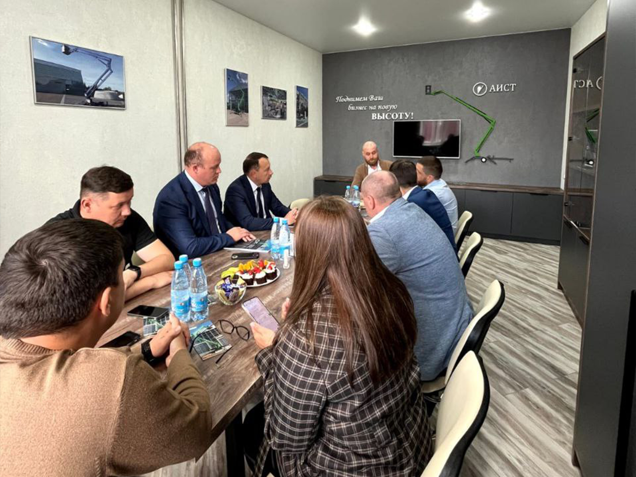 Министерство торговли и услуг РБ посетило производство прицепных подъемников «Аист»
