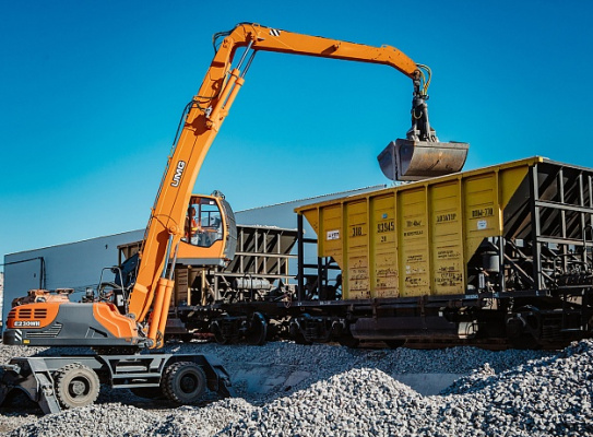 Экскаватор-перегружатель (промышленный перегружатель) на колесном ходу E230WH