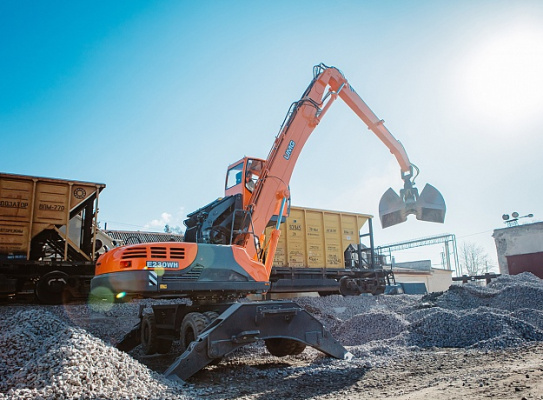 Экскаватор-перегружатель (промышленный перегружатель) на колесном ходу E230WH