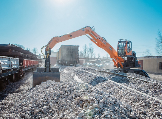 Экскаватор-перегружатель (промышленный перегружатель) на колесном ходу E230WH
