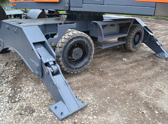 Экскаватор-перегружатель (промышленный перегружатель) на колесном ходу E230WH