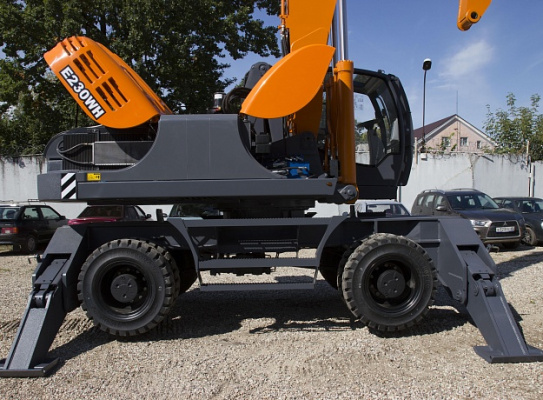 Экскаватор-перегружатель (промышленный перегружатель) на колесном ходу E230WH