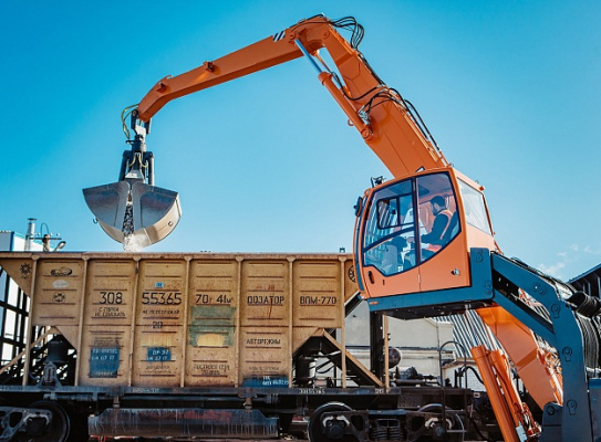 Экскаватор-перегружатель (промышленный перегружатель) на колесном ходу E230WH
