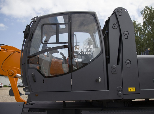 Экскаватор-перегружатель (промышленный перегружатель) на колесном ходу E230WH