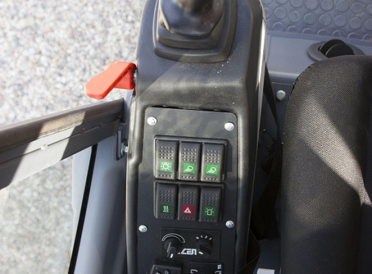 Экскаватор-перегружатель (промышленный перегружатель) на колесном ходу E230WH