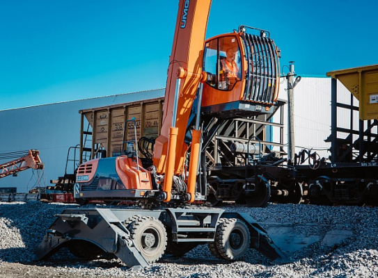 Экскаватор-перегружатель (промышленный перегружатель) на колесном ходу E230WH