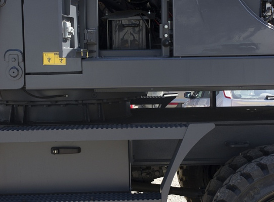 Экскаватор-перегружатель (промышленный перегружатель) на колесном ходу E230WH