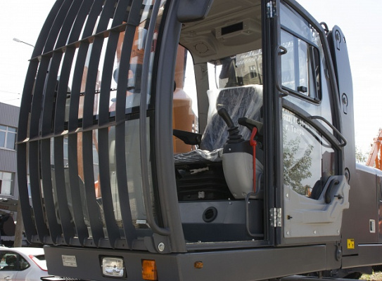 Экскаватор-перегружатель (промышленный перегружатель) на колесном ходу E230WH